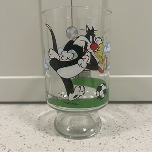 VTG 1995 ANCHOR HOCKING Sylvester & Tweety Bird Soccer Drinking Glass | 6 3/4"